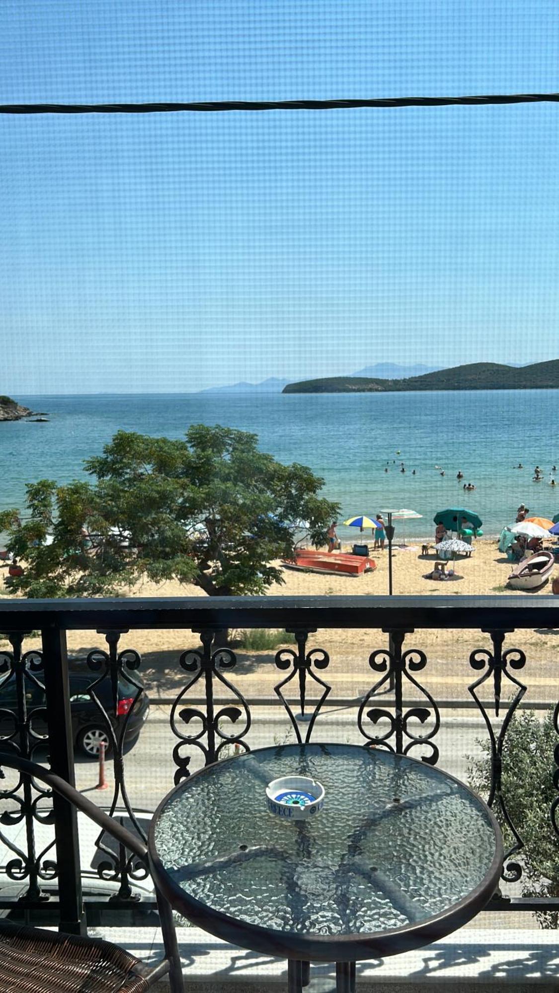 E & F Sea View Flat Lägenhet Néa Péramos Exteriör bild